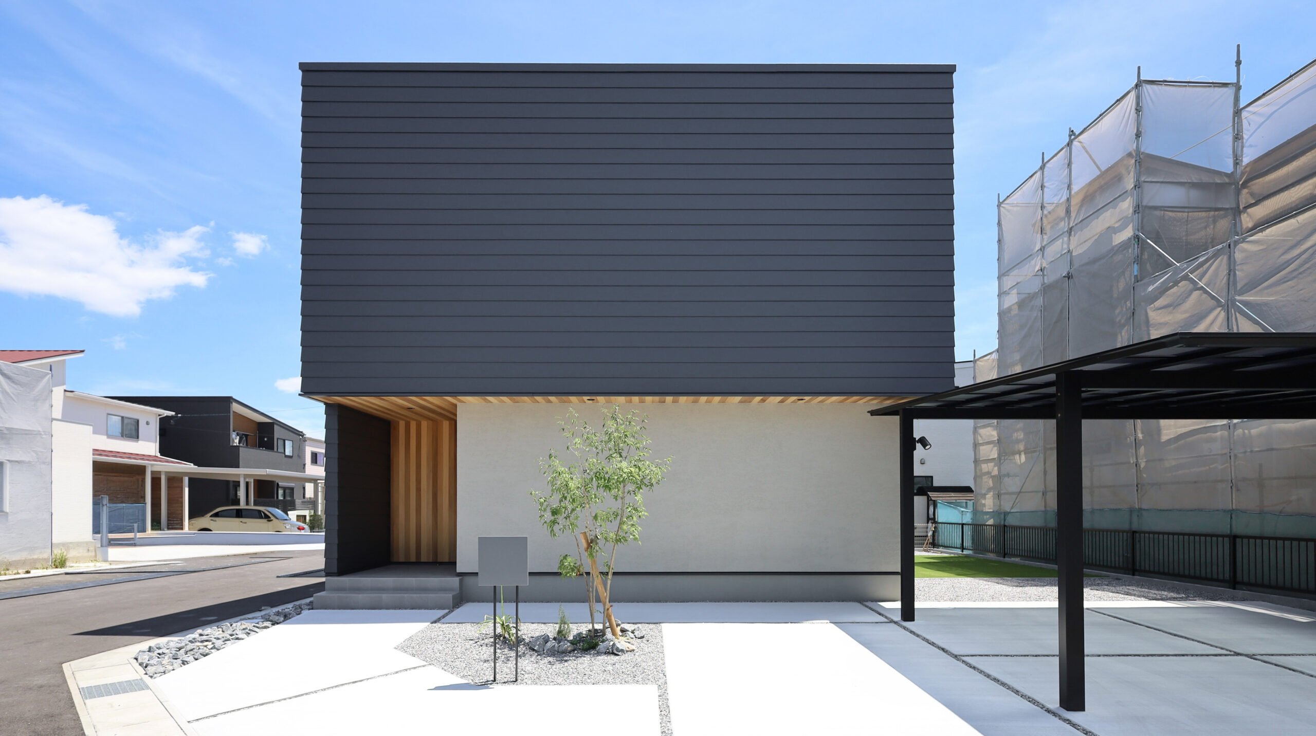 ［外観］ガルバリウム×塗り壁×羽目板のお洒落な組み合わせ