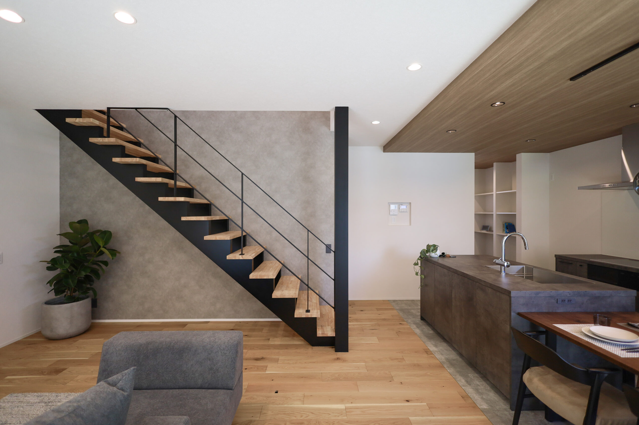 ［リビング］オープン階段がインパクトを与える広々空間