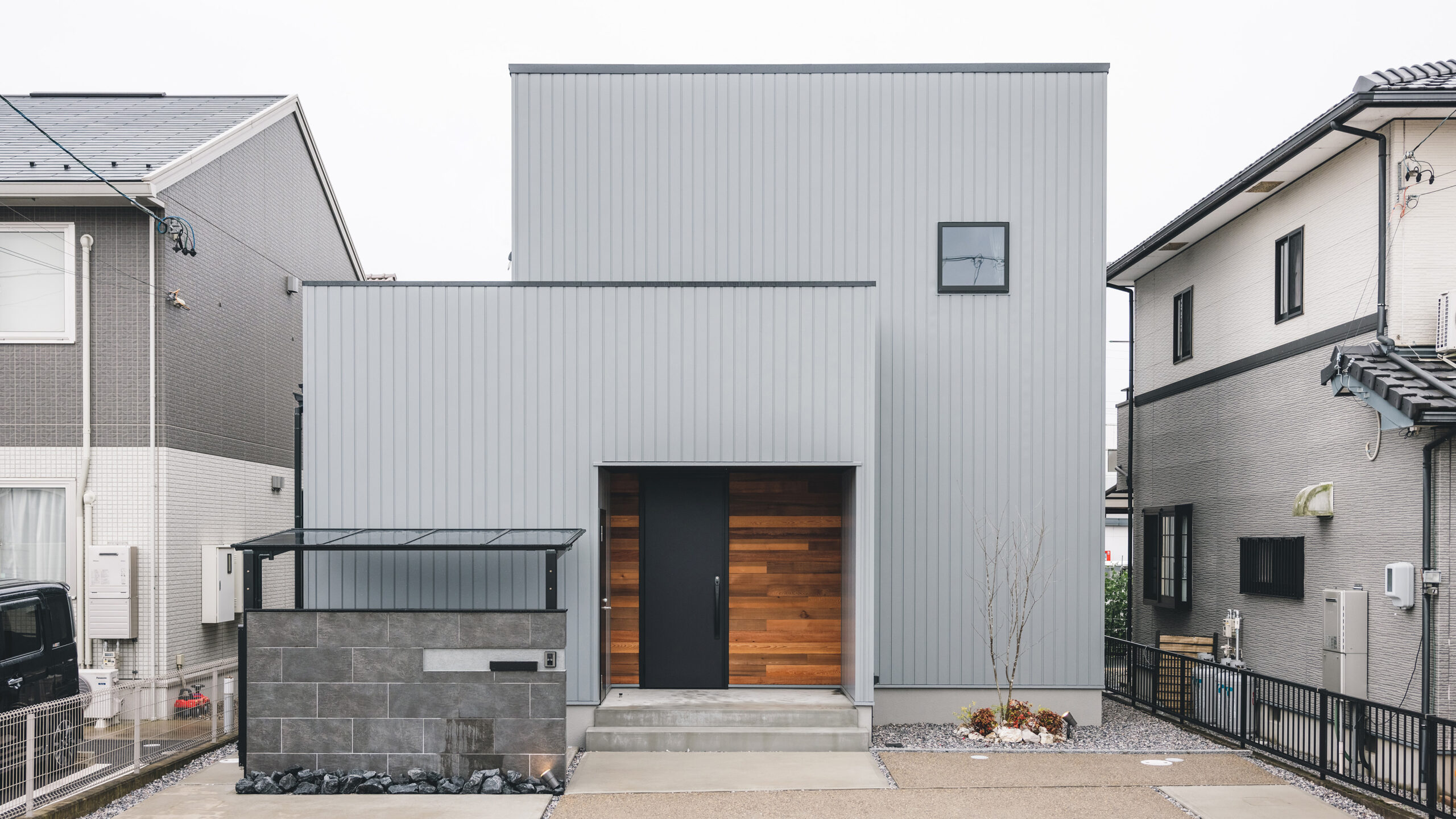 ［外観］シンプルな外観は、落ち着きのある上品な仕上がり。