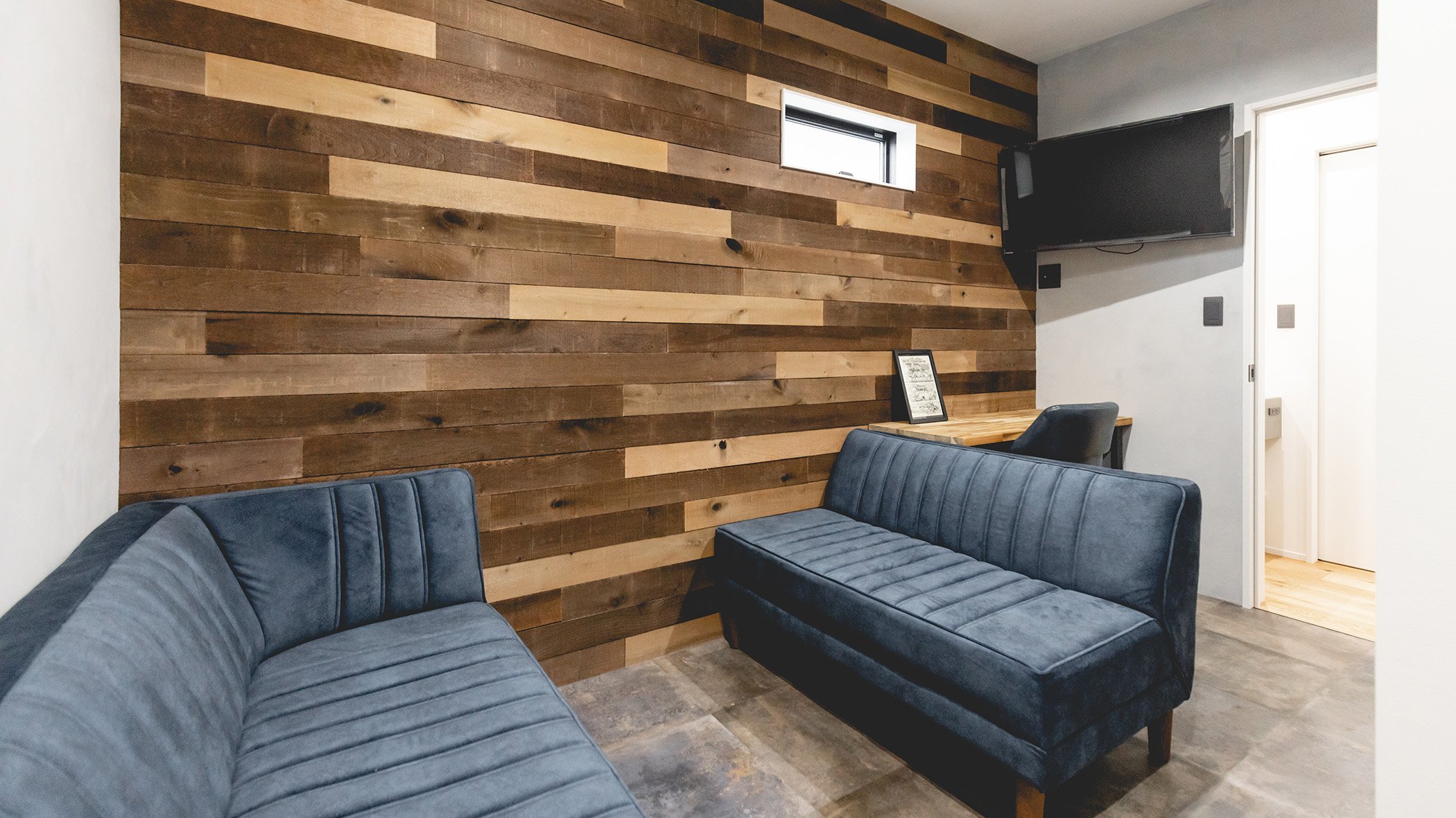 ［書斎］趣味の釣り道具を置いたり、飾ったり。遊び心いっぱいな空間です。