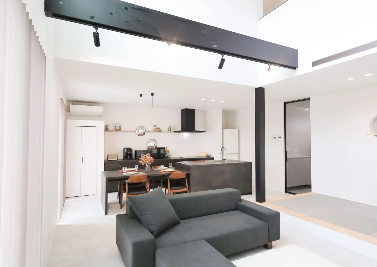 ［室内］ブラックの中にブラウンが差し色となった高級感があるインテリア。