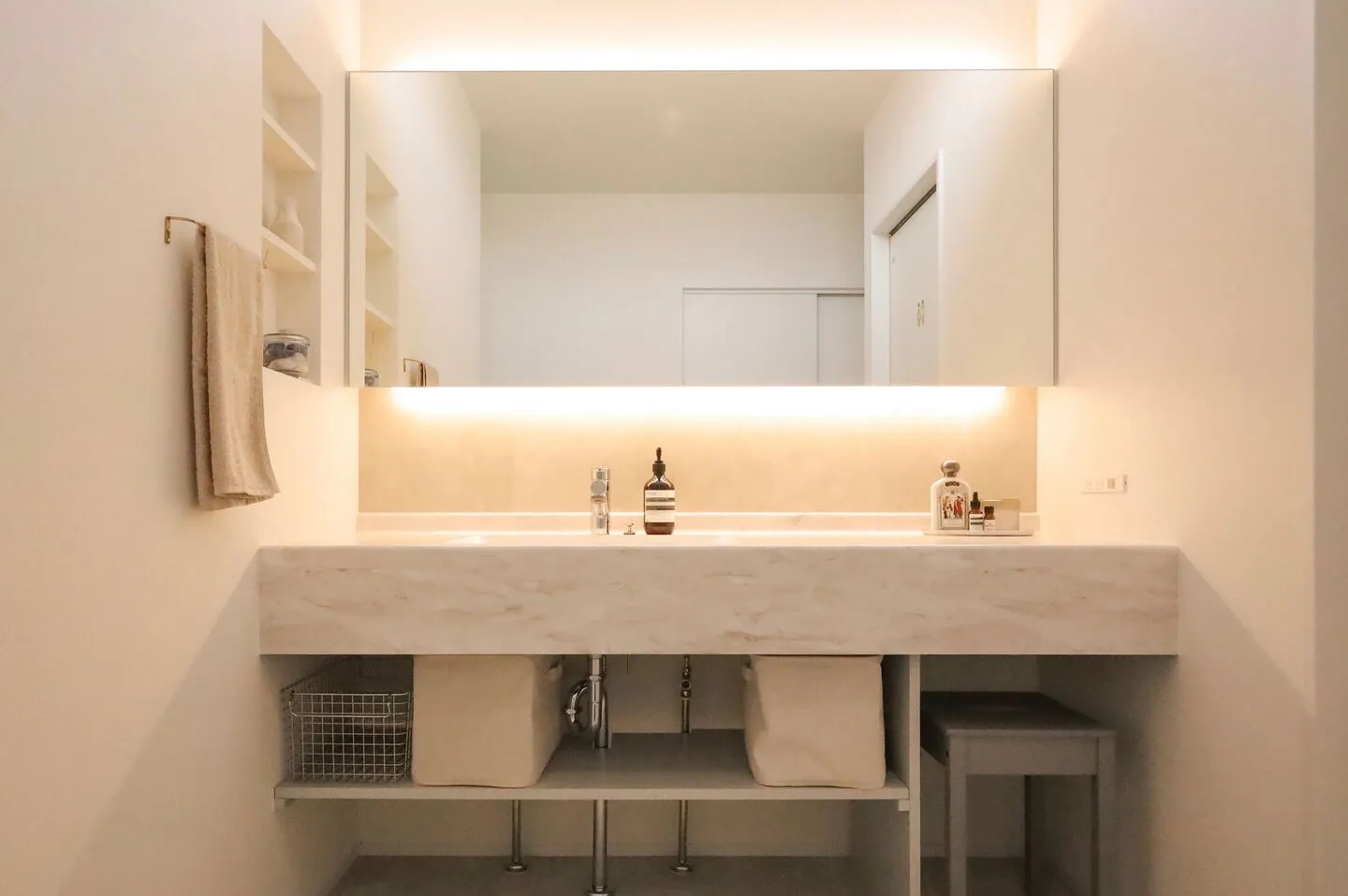 ［造作洗面台］２人並んで使える広々とした造作洗面台。