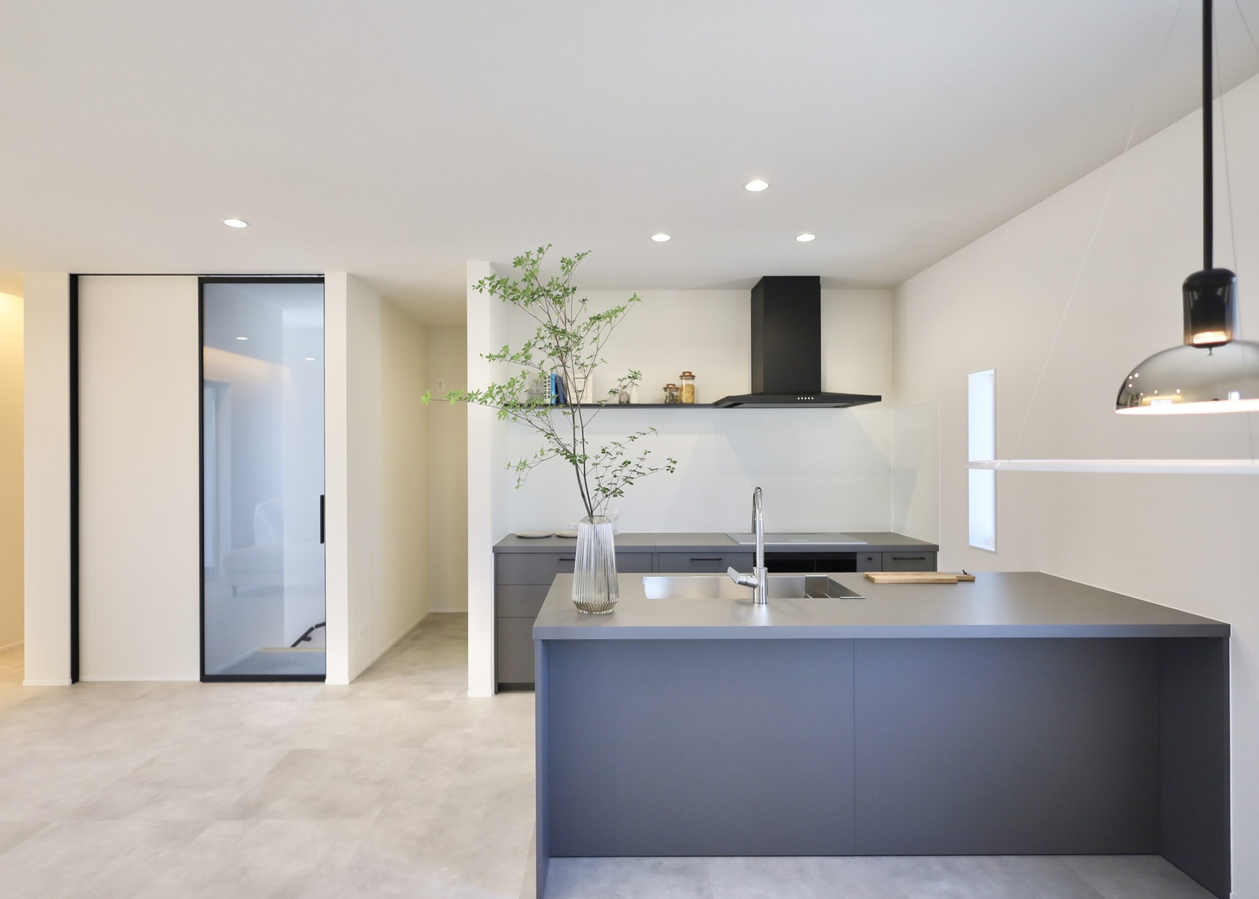 ［キッチン］グラフテクトのオニキスグレーで高級感を演出。