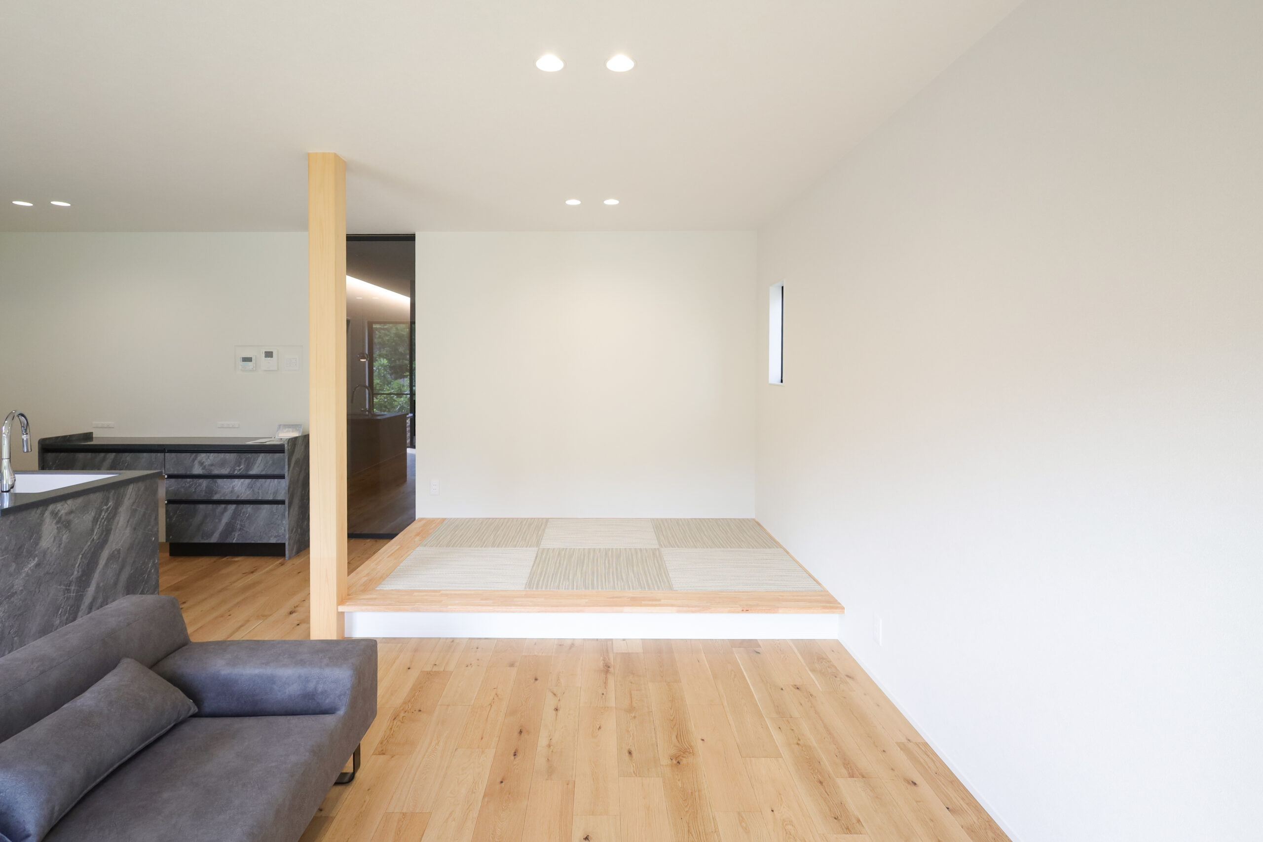 ［リビング］畳スペースで愛犬と寛げる空間に