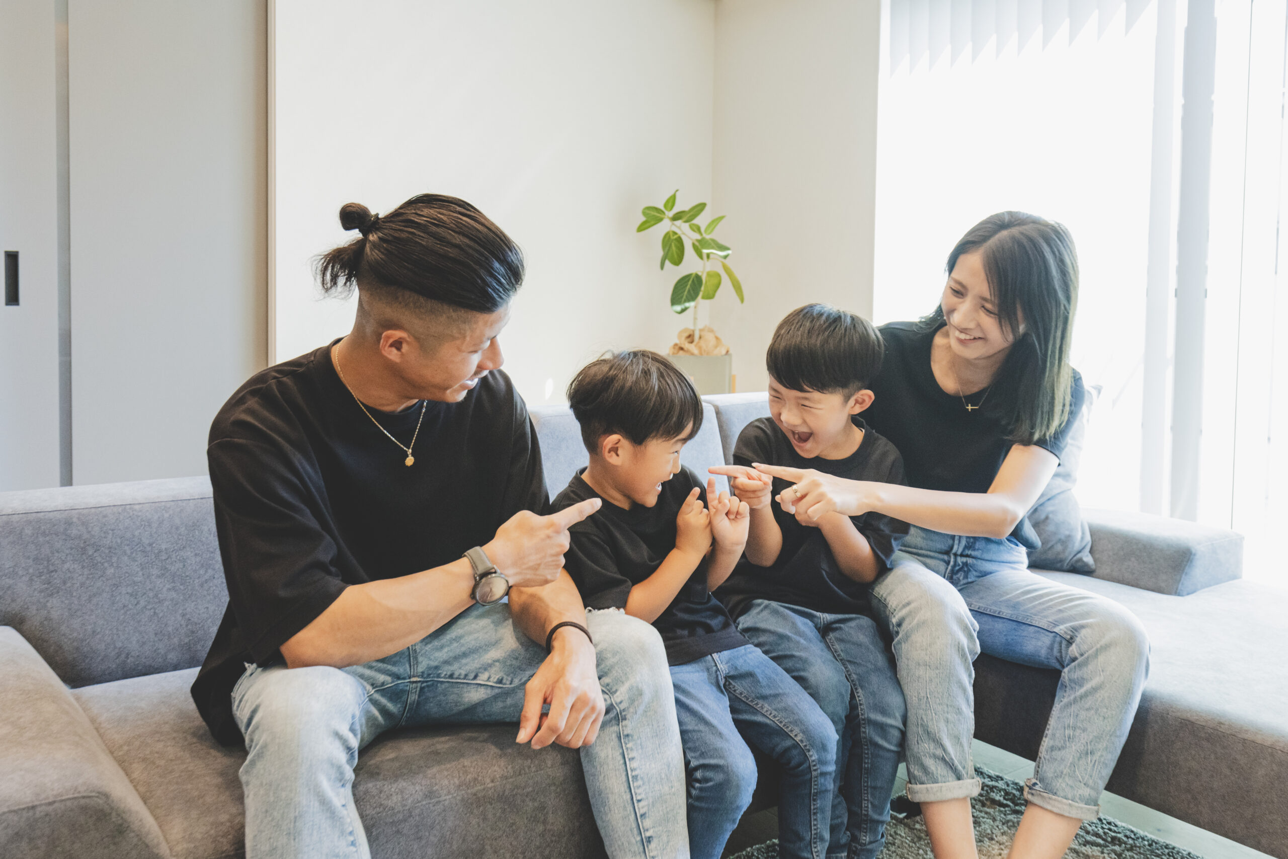 ブラック×グレーが調和する家