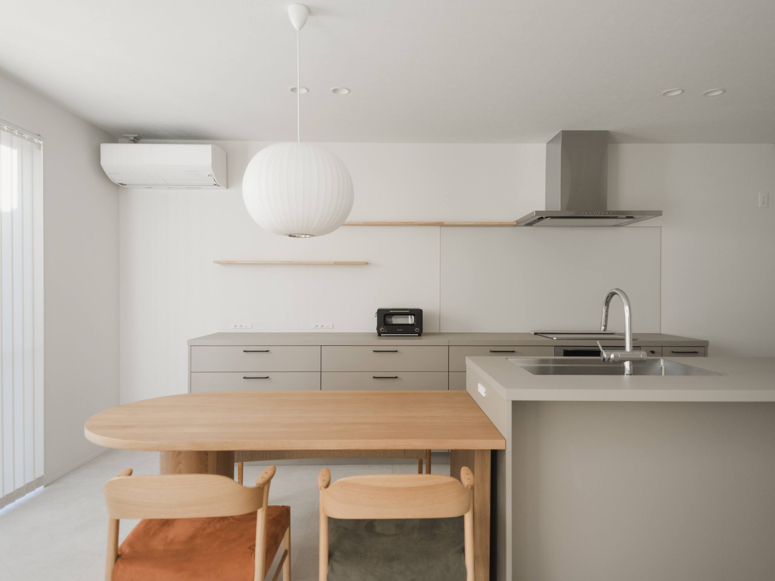 ［ダイニング］カラーやフォルムが特徴的な家具がポイント