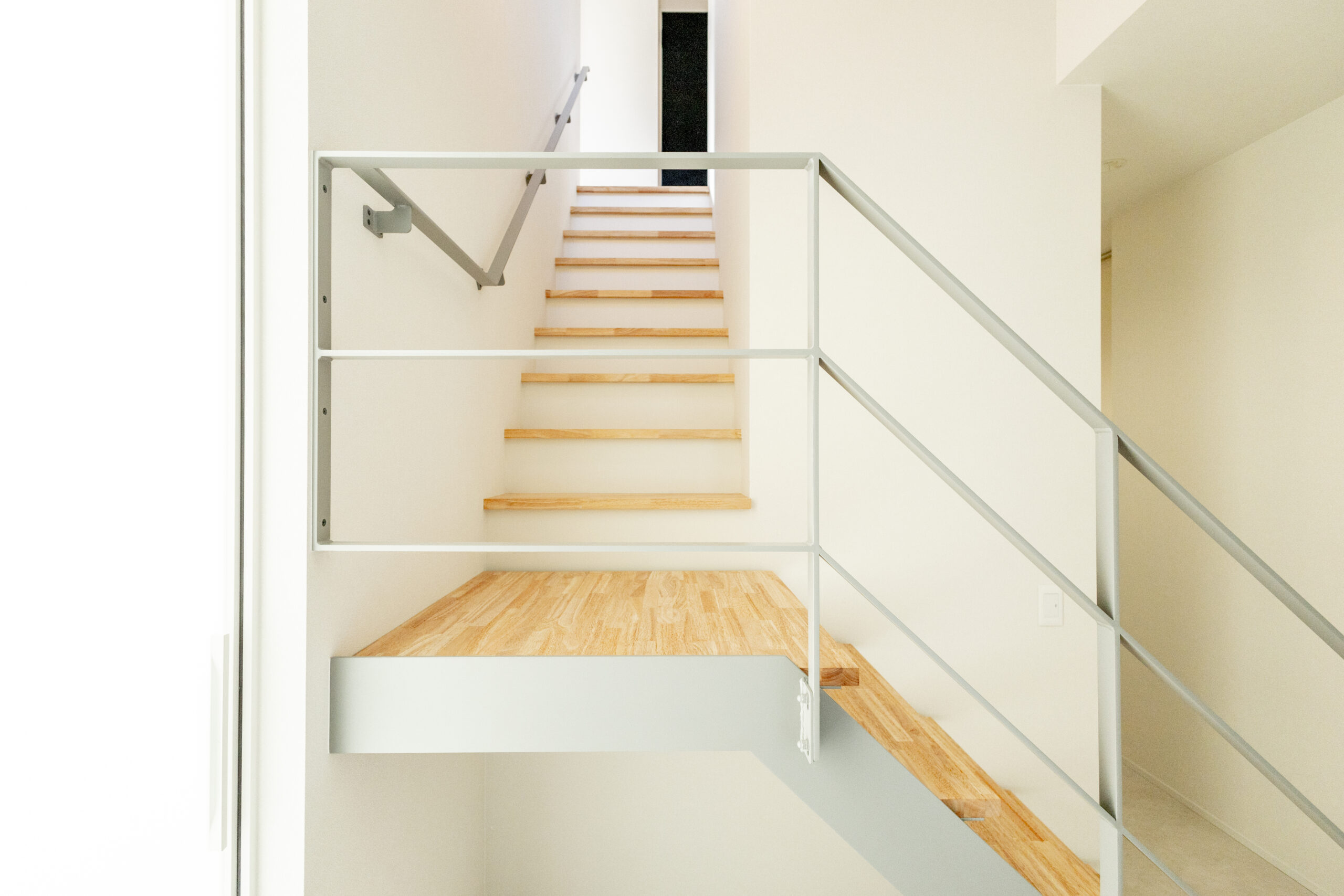 ［階段］淡いグレーカラーがおしゃれな鉄骨階段