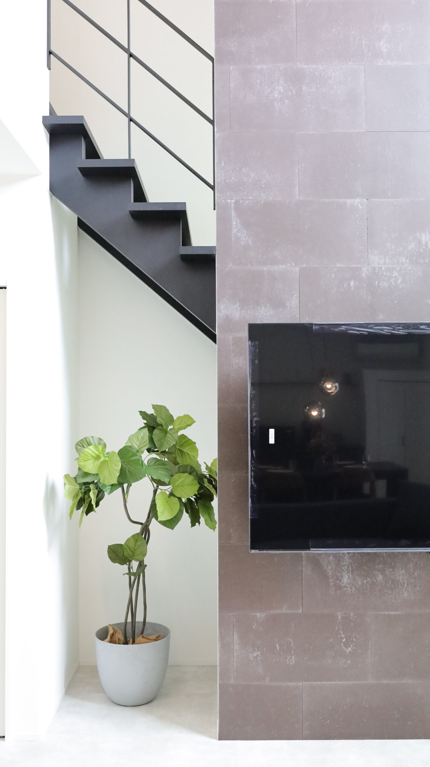 吹き抜けのある、ホテルライクな家。